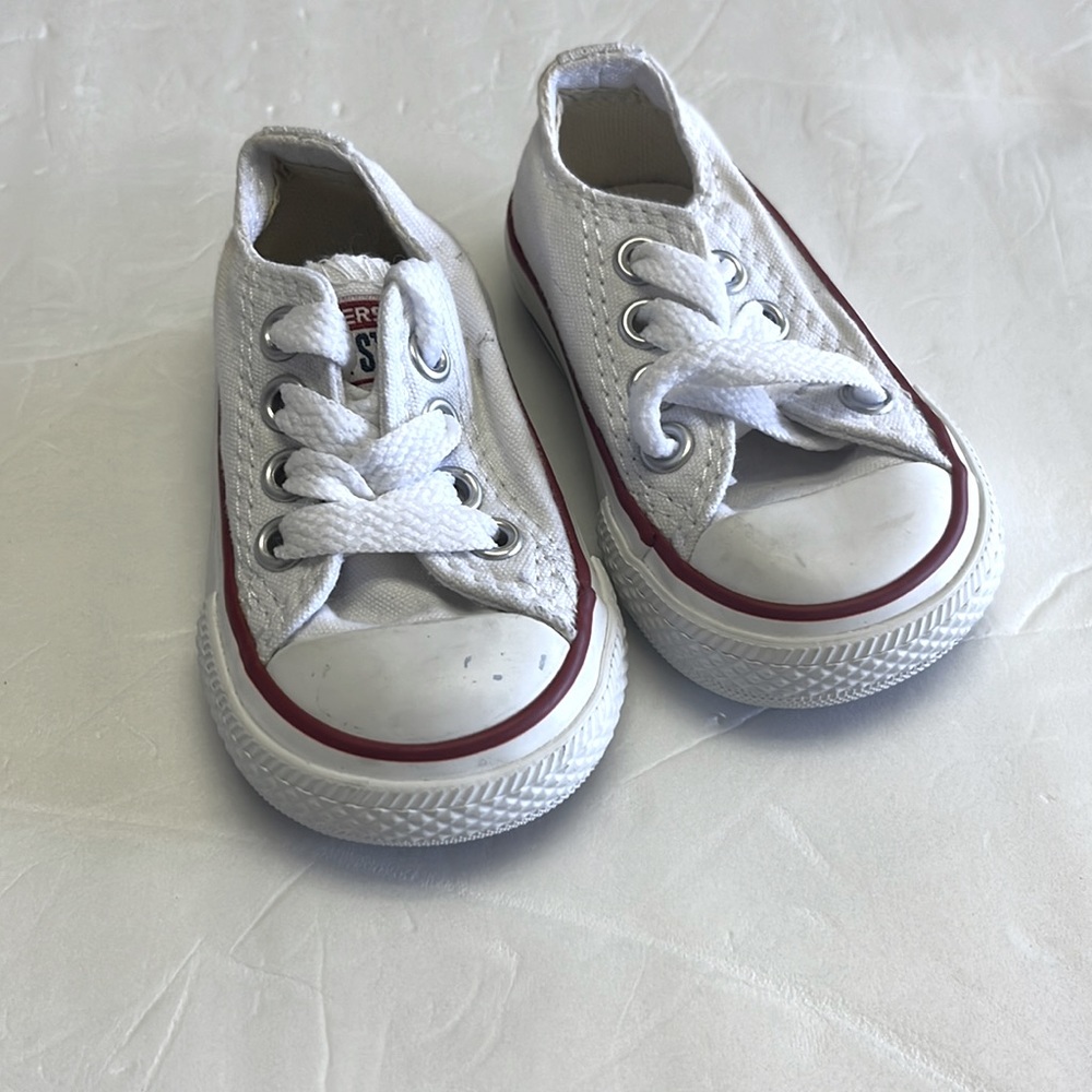 Converse infant sz 2 white low top canvas